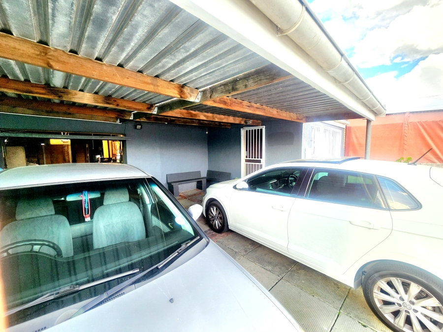 2 Bedroom Property for Sale in Peerless Park West Western Cape